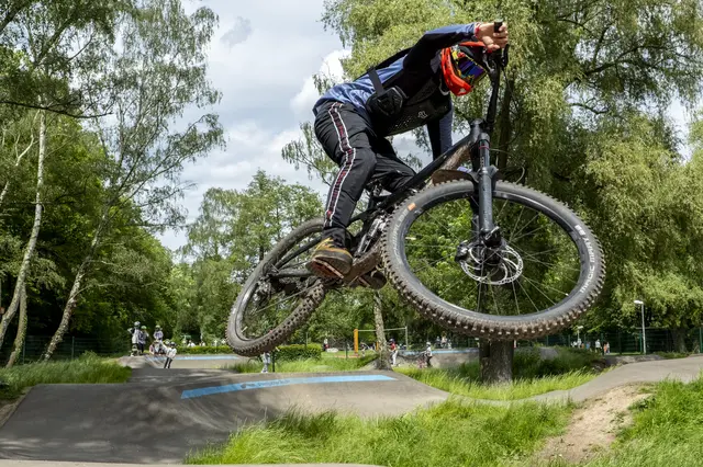 „Wir fahren hauptsächlich im Gelände. Aber auf einem Pumptrack kann man hervorragend Balance, Grundposition, Kraft und Technik trainieren“, erklärt Florian Kamp.  | Foto: Ronald Larmann/pp/Agentur ProfiPress
