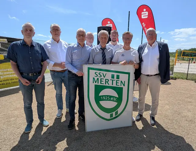 Theo Riegel (4. von rechts) freute sich die neue Sportanlage des SSV Merten mit Ehrengästen aus Politik und Sport feierlich einweihen zu können. | Foto: fes
