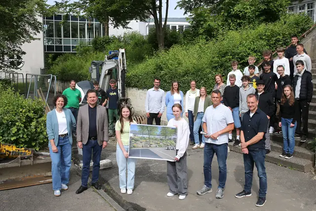 Mit einer symbolischen Aktion am Schulzentrum Bielstein ist gestern die Umsetzung des Projekts „Klimaschulhof“ gestartet – Schülerinnen und Schüler, Lehrkräfte sowie die Vertreter der Stadtverwaltung um Bürgermeister Ulrich Stücker blicken gespannt dem Ergebnis entgegen. | Foto: Christian Melzer