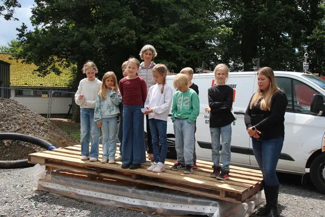 Schulkinder stehen beim Richtfest auf der Baustelle | Foto: Gemeinde Nümbrecht