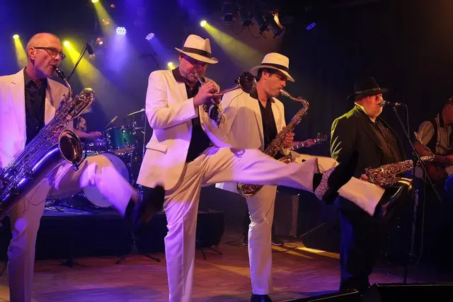 Big K & The Solid Senders werden dem Publikum richtig eingeheizen. Die Truppe bringt auch den größten Tanzverweigerer zum mitwippen.  | Foto: Veranstalter