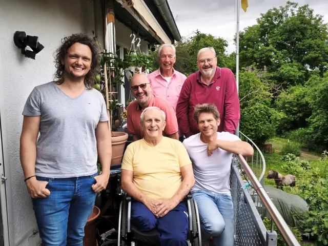 Eine Kommern Hymne von der KI kreiert? „Geht ja gar nicht!“, fand Liedermacher Uwe Reetz. Gemeinsam mit Ortsbürgermeister Rolf Jaeck, Björn Schäfer (vorne, v. r.) und Günter Schmitz, Walter Schäfer und Jörg Ernst (hinten, v. l.) nahm der Songwriter ein eigenes Arrangement in Angriff.  | Foto: Kerstin Rottland/pp/Agentur ProfiPress