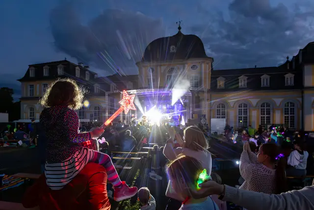 Unvergessliche Momente für Groß und Klein wird es auch dieses Jahr beim Taschenlampenkonzert vor dem Poppelsdorfer Schloss geben.  | Foto: Veranstalter