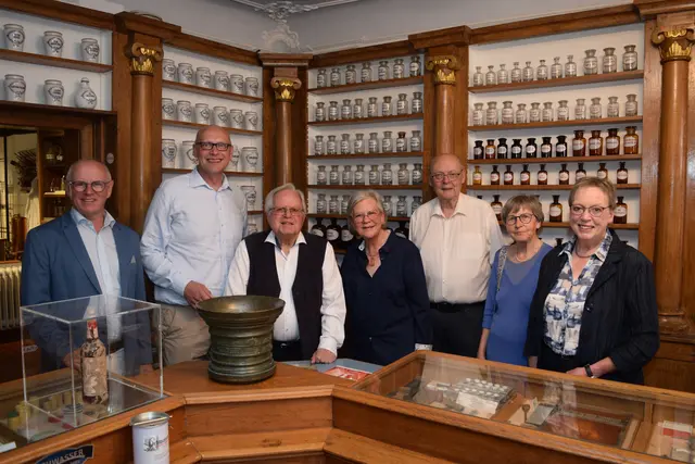 Wiedereröffnung des Apothekenmuseums: (v.l.) Ralf Claßen, stellvertretende Landrat, Bürgermeister Sebastian Glatzel, die ehemaligen Eigentümer der Apotheke Theodor und Gertrudis Symann, der Vorsitzende des Fördervereins Günther Kirchner sowie Dr. Roswitha Steinbrink von der Deutschen Stiftung Denkmalschutz und Marianne Thomann-Stahl von der NRW-Stiftung.  | Foto: Stadt Bad Münstereifel