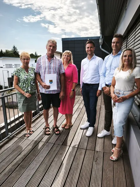 Mit Familie zur Ernennung: Holzheims neuer Ortsbürgermeister Hans Jürgen Gerber mit Urkunde und Ehefrau Ute, (links), Tochter Katharina Bel, Michael Fingel, Schwiegersohn Guido Bel und der Persönlichen Referentin des Bürgermeisters, Manuela Holtmeier.  | Foto: Kerstin Rottland/pp/Agentur ProfiPress