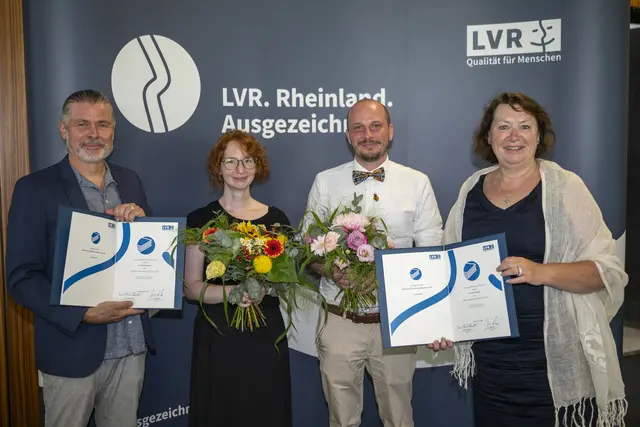 Bei der Preisverleihung (von rechts nach links): Anne Henk-Hollstein, Dr. Sören Pfeiffer, Dr. Michelle Rossa und Prof. Dr. Michael Schmauder.  | Foto: Uwe Weiser/LVR.