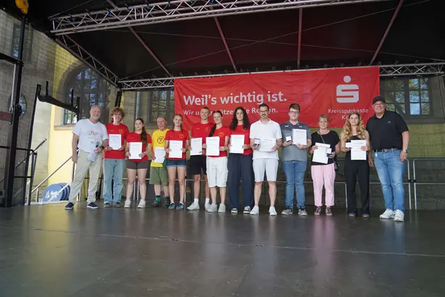 Bürgermeister Uwe Tietz (r.) und der Vorsitzende des SSV Frechen Gerd Koslowski (l.) zeichneten elf Sportlerinnen und Sportler am ersten „Tag des Frechener Sports“ aus.  | Foto: Stadt Frechen