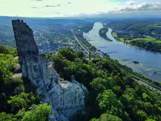 Vom Drachenfels hat man einen herrlichen Blick über den Rhein und das Siebengebirge. | Foto: © fotoember - stock.adobe.com