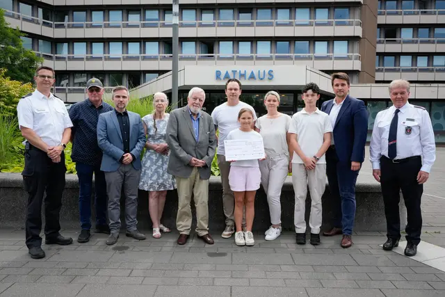 Die „Oberst Schöttler Versehrten-Stiftung“ übergab der Familie des Troisdorfer Feuerwehrmanns Nico Schiffbauer eine Spende in Höhe von insgesamt 12.100 Euro.  | Foto: Stadt Troisdorf