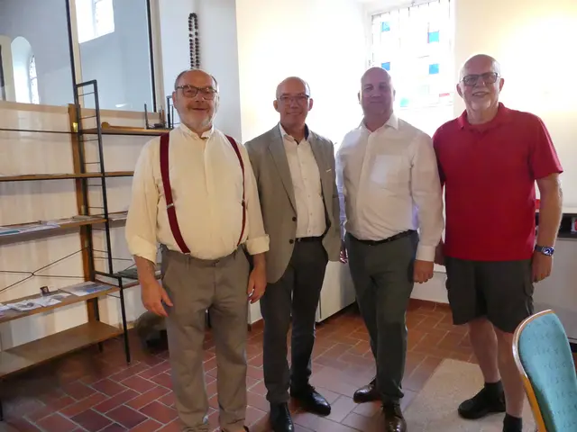 Sie freuten sich über die gelungene Ausstattung des „Lotsenpunkt“-Raumes (von links): Pfarrer Karl-Heinz Wahlen, Markus Neuber (VR-Bank), Thomas Bechem (Kreissparkasse Köln) und Klaus Braukmann (Bürgergemeinschaft).  | Foto: Gast