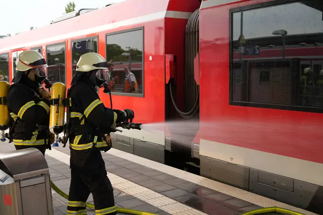 Die Wasserversorgung im Bahnhofsbereich erwies sich als Herausforderung. Im Ernstfall würden zusätzlich Hydranten an der Heidebroichstraße genutzt. | Foto: Stadt Erftstadt/Düster