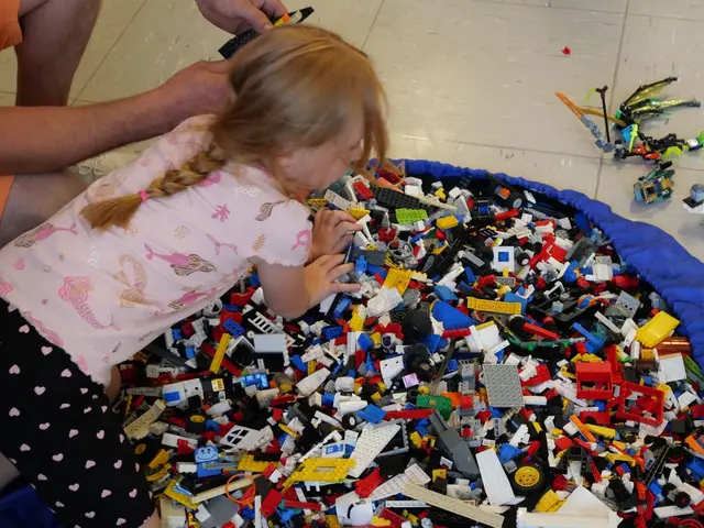 Mit mehr als 300.000 LEGO-Steinen gestalteten Kinder und ihre Begleitpersonen eine große Westernlandschaft. | Foto: AWO Kita Käthe-Strobel / Stephanie Heukamp
