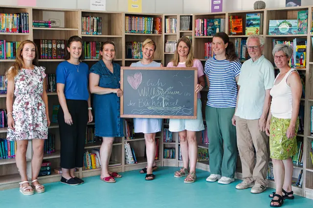 „Herzlich willkommen“ sagen (v.l.) Marie Lange, Alina Klee, Anne Kronenberg, Judith Kremann, Wiebke Blumberg, Helena Kuhn, Lutz Greulich und Ulrike Brinkmann.  | Foto: Florian Kronenberg