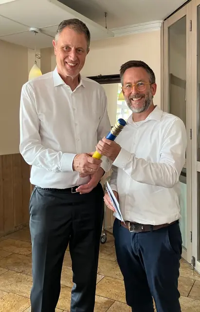 Karl Böttcher übergibt den Staffelstab an Dr. Marten Obeling. | Foto: Lions Club Meckenheim-Wachtberg