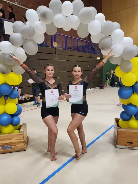 Eva und Lena beim Landesfinale.  | Foto: TuS