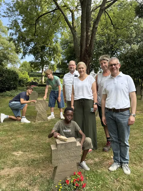 Drei der beteiligten Jugendlichen sowie (v.l.) Thorsten Wolter, Nicole Berghaus, Michael Jung und Bürgermeister Sven Engelmann.
  | Foto: Sandra Sonntag