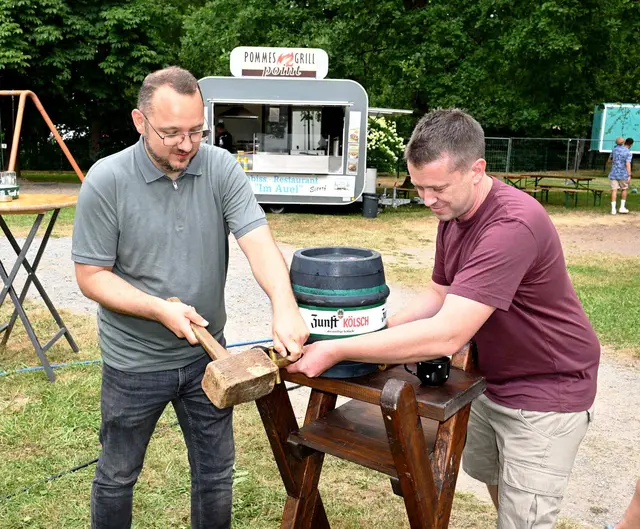Bürgermeister Matthias Jedich (li.) sorgte mit nur einem Schlag dafür, dass die Männer vom BSC Freibier an die Kirmesgäste verteilen konnten. | Foto: Steimel