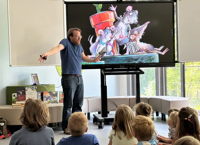 Farbenfrohe Bilder, gestenreicher Autor: Gebannt verfolgten die Kinder die Lesung.  | Foto: Evelyn Cölln