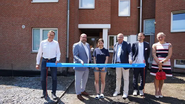 Eine Schülerin und Bewohnerin des CJD-Internats durchschneidet zur Eröffnung der sanierten Internatsgebäude das symbolische Band. Mit dabei: Architekt Reinulf Padberg, CJD-Gesamtleiter Torsten Klapperich, Bürgermeister Uwe Tietz, Sebastian Reuß, Fachbereichsleiter Berufliche Bildung und Rehabilitation, sowie Jil Töller-Schlang, Teamleiterin Reha, Agentur für Arbeit Brühl.  | Foto: Stadt Frechen