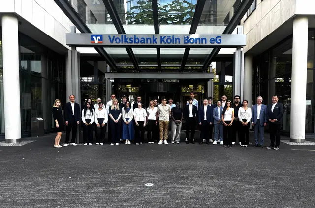 Ausbildungslehrgang Volksbank Köln Bonn 2026; außerdem ganz links: Karina Aussem (Personalreferentin), Markus Frütel (Bereichsdirektor Personal & Kommunikation) und ganz rechts: Guido Breese (Ausbildungsleiter), Jürgen Pütz (Vorstandsvorsitzender).  | Foto: Krämer
