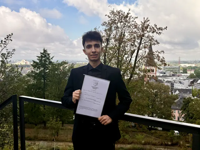 Über den Dächern von Siegburg: Jungunternehmer Daniel Mado.  | Foto: Decker