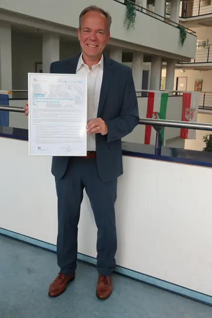 Landrat Klaus Grootens hat die Charta „Vereinbarkeit von Beruf und Pflege“ des Landes Nordrhein-Westfalen unterzeichnet.  | Foto: OBK.