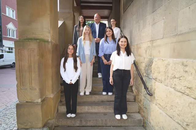 Bürgermeister Uwe Tietz, Ausbildungsleiterin Tina Strobel und die Vorsitzende der Jugend- und Auszubildendenvertretung Bilge Duran (oben, li.) begrüßten am Rathaus die Stadtinspektoranwärterinnen Tuana Özkan (unten links) und Leni Sophie Palacz (mittlere Reihe links) sowie die Auszubildenden zur Verwaltungsfachangestellten Irine Obermüller (untere Reihe rechts) und Ümmehan Özcelik (mittlere Reihe rechts).  | Foto: Stadt Frechen