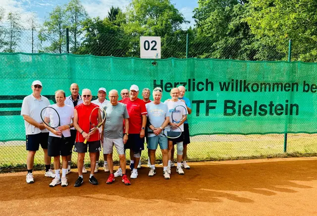 v.l.n.r.: Wolle Greese, Rolf Schneider, Michael Wollner, Fifi Voss, Frank Heimeroth, Klaus Sommer, Uli Hüller, Jürgen Golde, Jürgen Hielscher, Manfred Blonigen, Gerhard Böckmann sowie Manfred Herder | Foto: Tennisfreunde bielstein