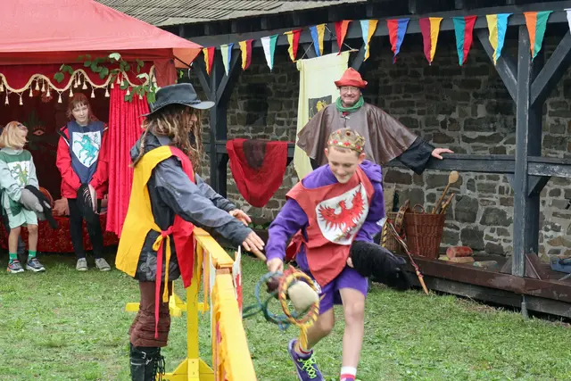 Mit Ritterspielen unter Leitung von „Herold Don Oswaldo“ (h. r.) konnten sich die jungen Museumsgäste am Fuße des Bergfried als „Knappen“ bewähren. | Foto: OBK