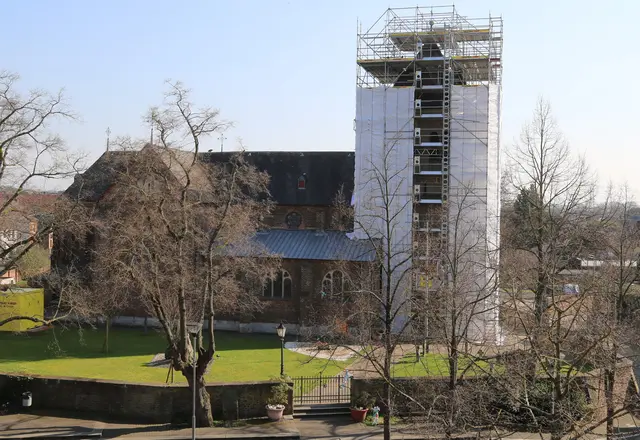 Schon seit Monaten ist der Kirchturm von St. Martinus in Kierdorf eingerüstet. Der Turm selbst und auch das Dach müssen grundlegend saniert werden.  | Foto: H. Klütsch