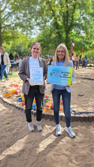 Sandra Bohlscheid (l.) von der Diakonie An Sieg und Rhein überbrachte die „Freunde“-Zertifizierung an Kita-Leiterin Andrea Willach in Niederkassel.  | Foto: Diakonie