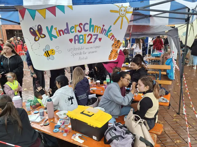 Nachdem das Wetter endlich mitgespielt hatte, konnten sich die angehenden Abiturientinnen und Abiturienten über großen Andrang beim Kinderschminken freuen.  | Foto: jld