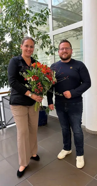 Blumen für die Jubilarin: Melanie Baltes-Gerlach feierte vor wenigen Tagen ihr silbernes Dienstjubiläum:  | Foto: Gemeinde Engelskirchen