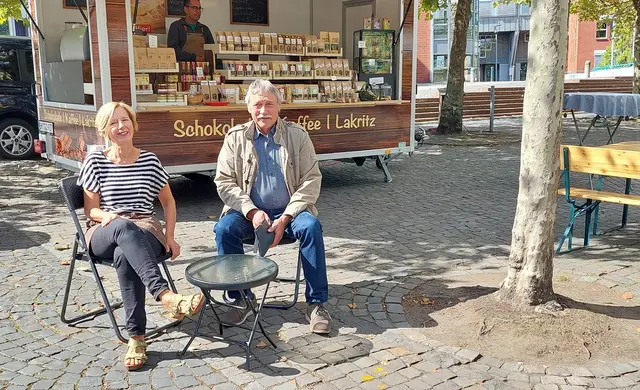 Fünf Jahre Wochenmarkt: Corinna Hauenstein und Hans-Josef Lang initiierten den Markt.  | Foto: Martina Thiele-Effertz/Stadt Hürth