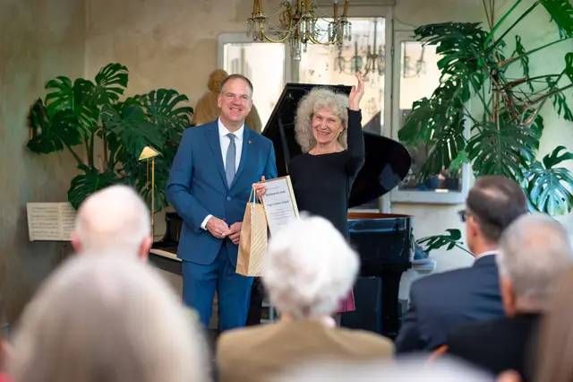 Bürgermeister Dirk Breuer gratuliert der Kulturpreisträgerin 2026, Inge Cürten-Noack, zur Auszeichnung für ihr jahrzehntelanges Engagement für das Hürther Kulturleben.  | Foto: Giuseppe Piliero