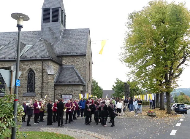 Vor der geschmückten Kirche sammelten sich die Gottesdienstbesucher für die feierliche Prozession zum Kirmesplatz. | Foto: Gast