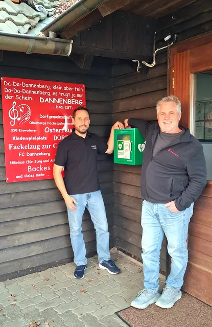 Joachim Kurz (l.) und Thomas Körfer am neuen Defibrillator am Dorfgemeinschaftshaus in Dannenberg.  | Foto: Regina Wendscheck