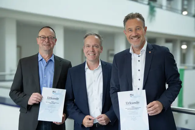 Landrat Klaus Grootens gratuliert Stefan Heße und Ralf Schmallenbach zu ihrem 40-jährigen Dienstjubiläum. | Foto: OBK/Philipp Ising