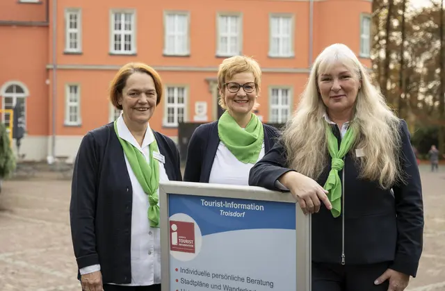 Für Monika Böger (links), Natascha Holly-Frieske (Mitte), Ilonka Vorholz (rechts) vom Team der Tourist-Information ist die i-Marke eine Anerkennung der gemeinsamen Arbeit.  | Foto: Stadt Troisdorf
