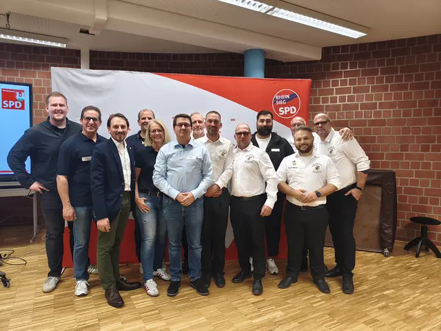 Neben Landtagskandidaten Nico Novacek (links), dem Verschönerungsverein Rheidt und dem designierten Dreigestirn aus Niederkassel kamen auch Bürgermeister Matthias Großgarten, SPD-Vorsitzender Kai Rübhausen (Mitte) und der SPD-Fraktionsvorsitzende Aziz Cöcelli (4.v.r.) mit aufs Foto.  | Foto: Bracker