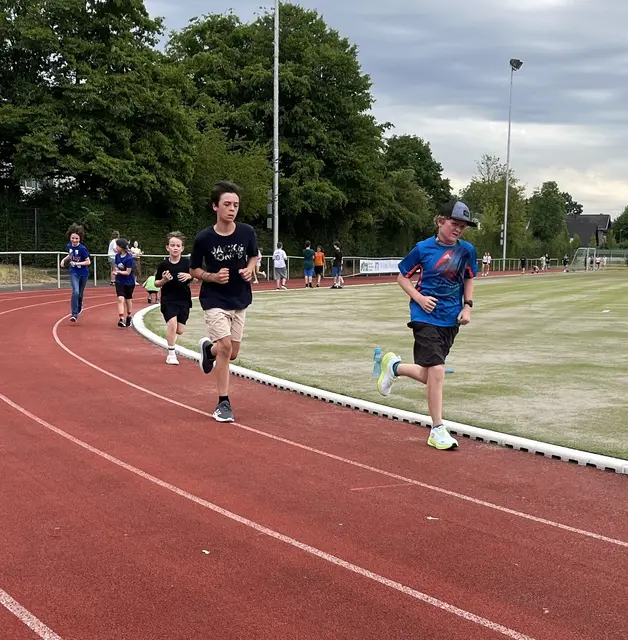 Runde um Runde drehten die Schüler des Heinrich-Böll-Gymnasiums.  | Foto: Schule