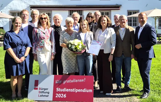  Großer Bahnhof für Marleen Schmitz (Mitte). Neben der Vorsitzenden Renate Krämer und Geschäftsführerin Gabriele Willscheid (4+6 v. links) gratulierten auch Bürgermeister Matthias Schmitz (rechts) und die anderen Gäste der Stipendiatin.  | Foto: BürgerStiftungLohmar