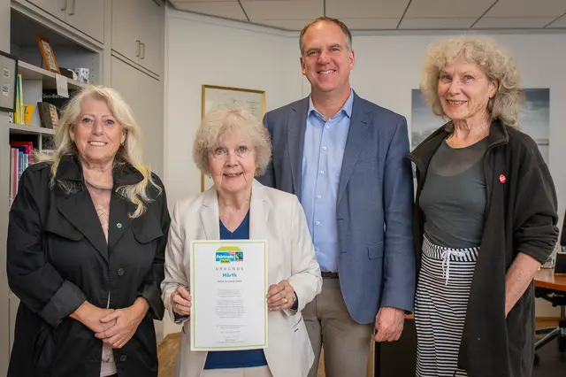 Bürgermeister Dirk Breuer überreicht die Urkunde zur erfolgreichen Titelerneuerung an Vertreterinnen und Vertreter der Steuerungsgruppe: (von links) Martina  Thomas, die Leiterin der Fairtrade-Steuerungsgruppe Margit Reisewitz, Bürgermeister Dirk Breuer, Inge Cürten-Noack.  | Foto: Stadt Hürth/Giuseppe Piliero