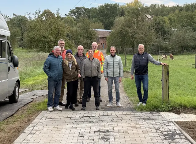 Ortstermin an der Zufahrt zum Thalhof, wo die Stadt Zülpich mit pragmatischen Mitteln – unter anderem einer gepflasterten Ablaufrinne – eine Verbesserung der Oberfächenwassersituation erreichen konnte. | Foto: Stadt Zülpich / Torsten Beulen