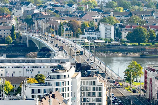 Ab Sonntagabend, 1. November, wird die Kennedybrücke bis Ende November nachts umgebaut, damit künftig die Linienbusse in der Mitte der Brücke auf der Trasse der Stadt- und Straßenbahnen fahren können.  | Foto: Sascha Engst/Bundesstadt Bonn