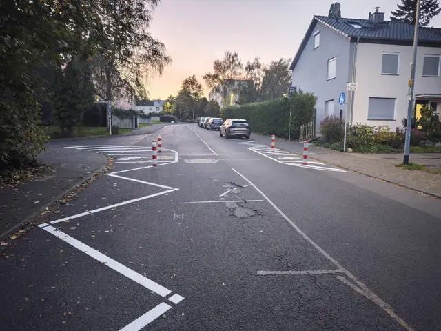 Vier Poller, Sperrflächen und neue Markierungen sollen für bessere Sicht und eine sicherere Querung der Wittelsbacher Straße sorgen. Die Stelle liegt auf einer wichtigen Fußverbindung zum Max-Ernst-Gymnasium, zum BTV-Sportzentrum und zum nahe gelegenen Spielplatz. | Foto: Stadt Brühl