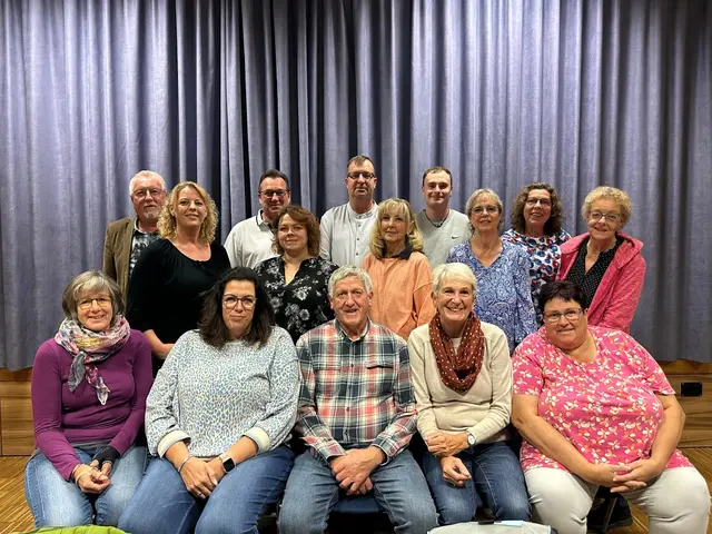 Das Ensemble von „Schiff Ahoi“ freut sich auf eine volle Jugendhalle in Bergbuir: (Hinten, v. l.) Heinz-Gerd Züll, Sandra Jansen, Andreas Bremer, Jessica Greuel, Markus Kratz, Gisela Geller, Erik Dorweiler, Marita Dorweiler, Sabine Schmitz, Rita Gransow (Spielleiterin) und (Vorne, v. l.) Brigitta Züll, Andrea Kratz, Konrad Beul (Abteilungsleiter), Marlene Beul (Souffleuse) sowie Iris Schlüpner (Souffleuse). Es fehlt auf dem Bild: Christian Schorn.  | Foto: Christian Meyer/pp
