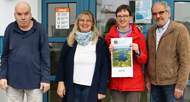 Vereinsvorsitzender Klaus Pütz (r.) und Beschäftigte der BWO präsentiren den Kalender mit oberbergischen Motiven.   | Foto: BWO/F. Jansen