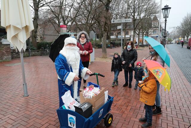 In der Duisdorfer Fußgängerzone verteilte der WGH-Weihnachtsmann wieder viele Geschenke.  | Foto: we