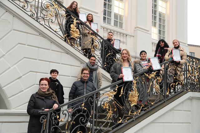 They are the champions: Die sechs jungen Leute mit ihren Zertifikaten und OB Katja Dörner sowie Coletta Manemann, Sonja Fatima Bläser und Trainer Jaouad Hanin. | Foto: we